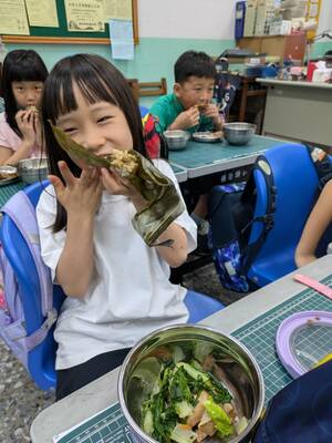 營養午餐應節慶提前先吃「粽子」唷！圖片