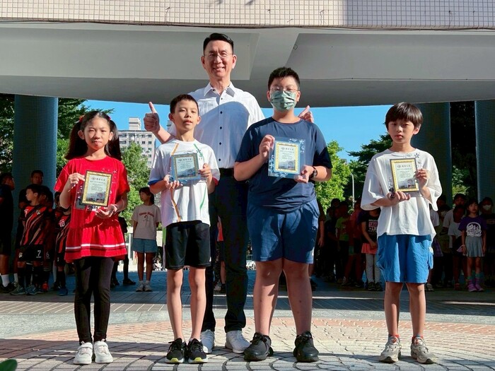 恭喜！！502許莉莎同學、509陳俊希同學、605廖昶睿同學、608陳柏蒝同學，榮獲賴厝國小最高榮譽★賴厝之星★圖片