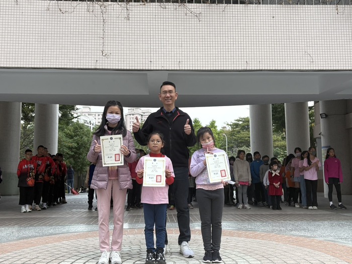 恭喜！！604蔡0婕 、512何0恩同學、412郭0蓉 306郭0伊同學，榮獲酷英文10月自主學習 獎